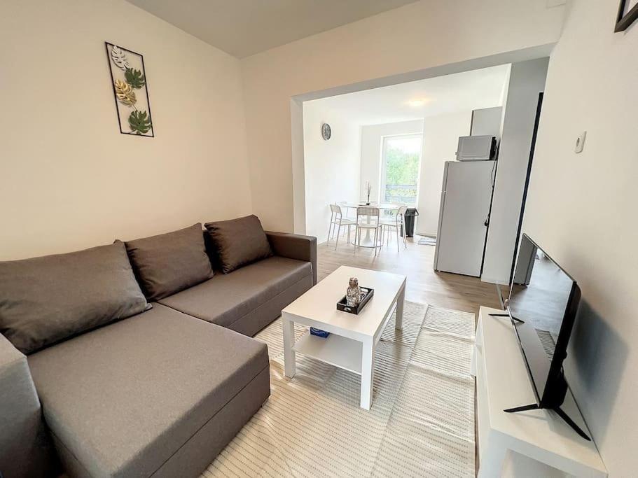 Station 173 C Bruxelles-Charleroi-Airport Apartment Ngoại thất bức ảnh